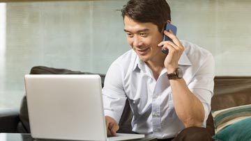 Homem usando controles da web para gravar teleconferências grátis